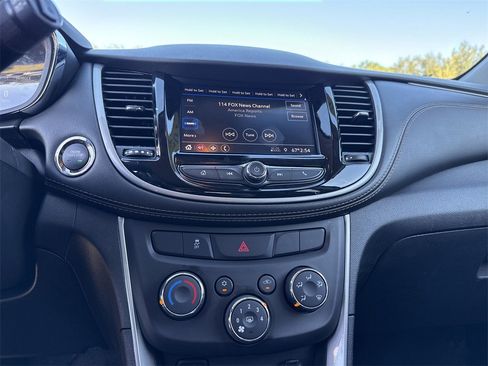 Used 2022 Chevrolet Trax LT w/ LT Convenience Package image 30