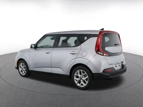 Used 2025 Kia Soul LX w/ LX Technology Package FWD image 11
