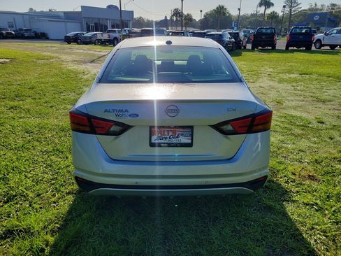 Used 2024 Nissan Altima 2.5 SV FWD image 10