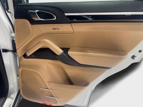 Used 2018 Porsche Cayenne w/ Premium Package image 22