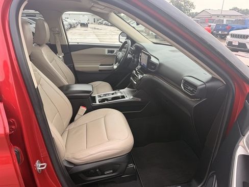 Used 2021 Ford Explorer Limited w/ Equipment Group 301A AWD/4WD image 3