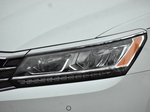 Used 2017 Volkswagen Passat 1.8T SE FWD image 39