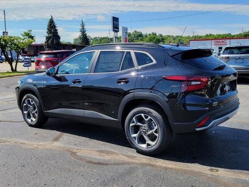 New 2026 Chevrolet Trax LT w/ Sunroof Package FWD image 3