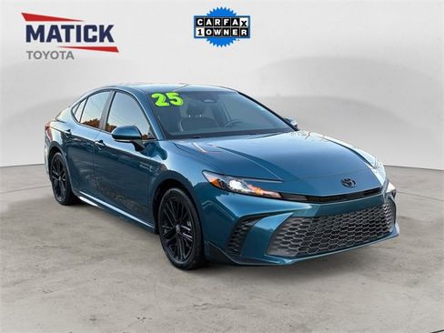 Used 2025 Toyota Camry SE image 1