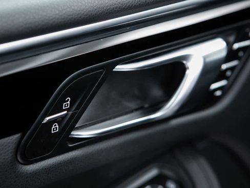 Certified 2024 Porsche Macan image 19