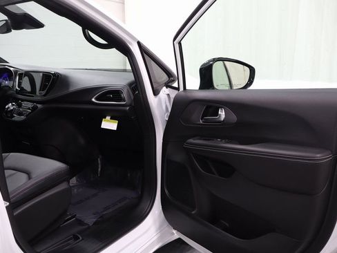 New 2026 Chrysler Pacifica Select w/ S Appearance Package FWD image 14