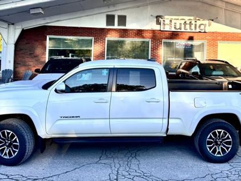 Used 2021 Toyota Tacoma TRD Sport AWD/4WD image 2