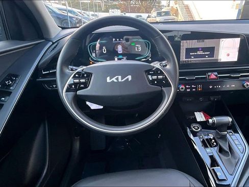 Used 2023 Kia Niro EX image 7