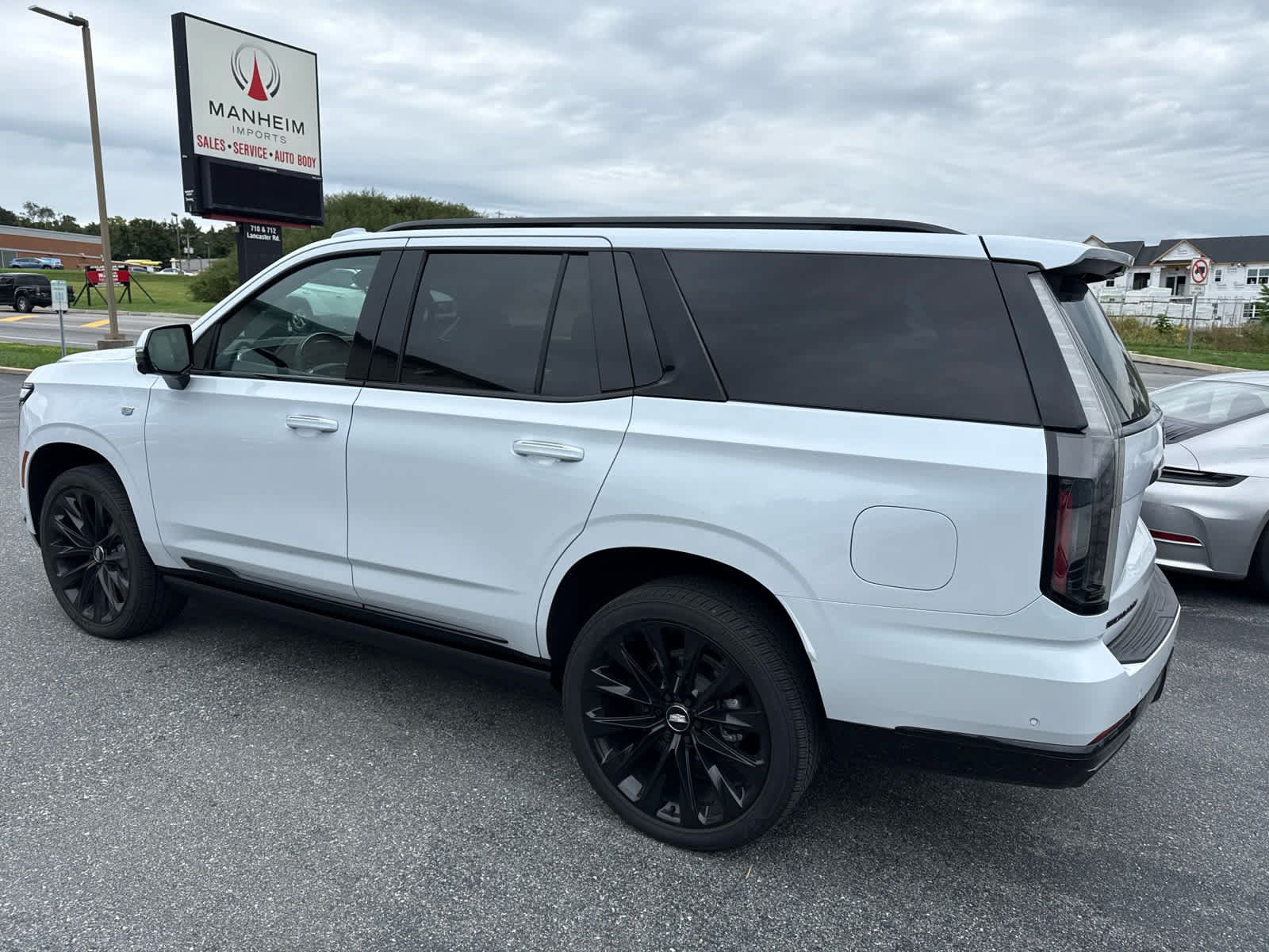 Used 2026 Cadillac Escalade Platinum Sport w/ LPO, ONYX Package AWD/4WD image 8