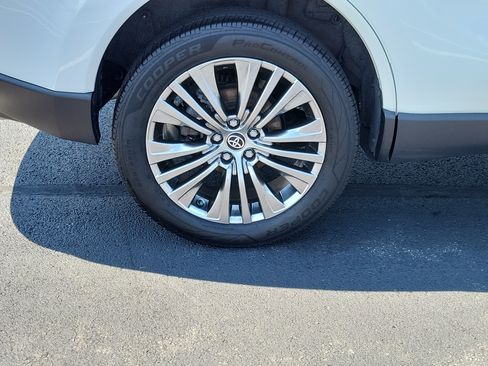 Certified 2022 Toyota Venza XLE AWD/4WD image 6