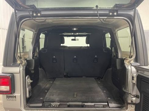 Used 2019 Jeep Wrangler Unlimited Sahara AWD/4WD image 18