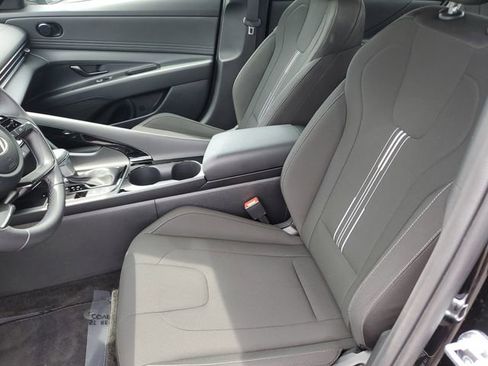 Certified 2025 Hyundai Elantra SEL FWD image 17