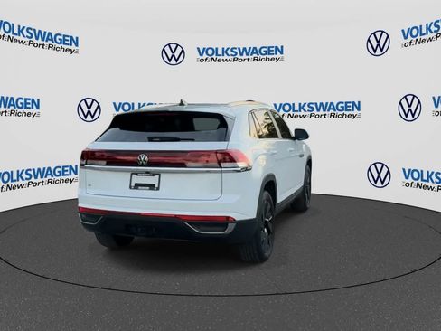 Used 2024 Volkswagen Atlas Cross Sport SE w/ Panoramic Sunroof Package FWD image 7