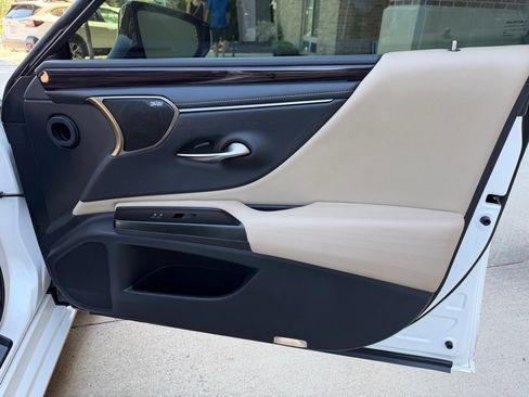 Used 2019 Lexus ES 350 Ultra Luxury w/ Accessory Package 2 FWD image 29