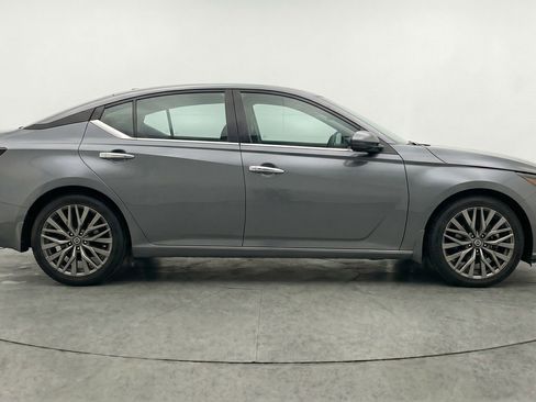 Used 2025 Nissan Altima 2.5 SV FWD image 11