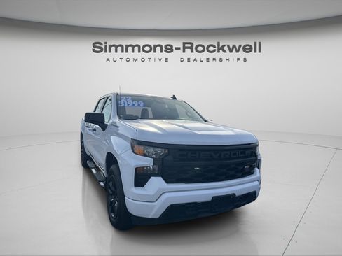 Used 2022 Chevrolet Silverado 1500 Custom image 2