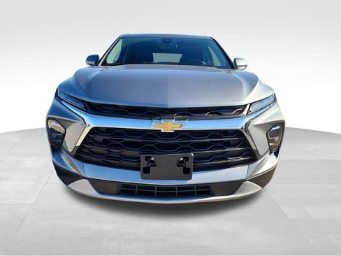 Used 2025 Chevrolet Blazer LT image 2