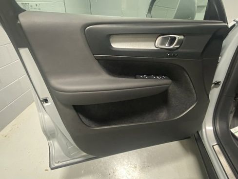 Used 2025 Volvo XC40 B5 Core image 7