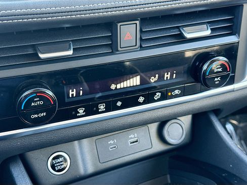 Used 2023 Nissan Rogue SV image 10