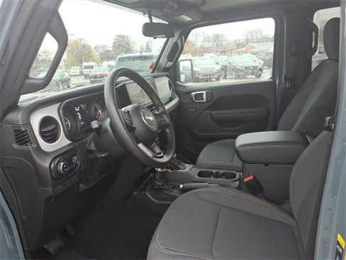 Used 2025 Jeep Gladiator Sport image 10