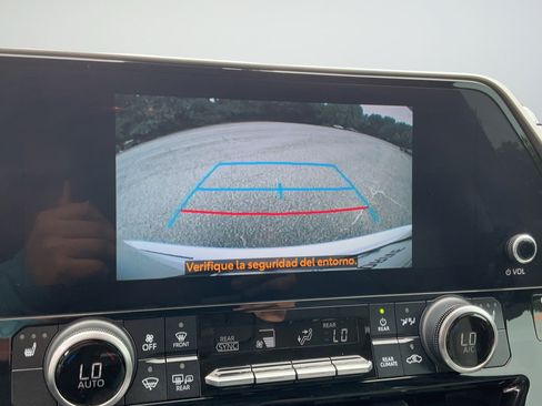 Used 2024 Toyota Highlander XLE FWD image 17