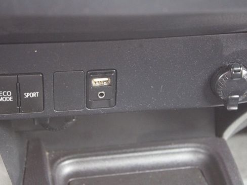 Used 2018 Toyota RAV4 LE image 35