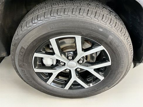 Used 2024 Jeep Grand Cherokee Limited image 11