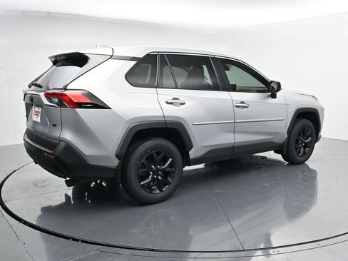 Used 2022 Toyota RAV4 LE FWD image 8