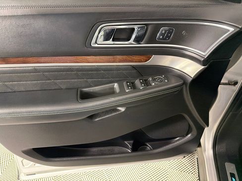 Used 2017 Ford Explorer Platinum image 11