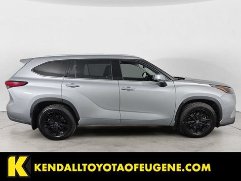 Used 2022 Toyota Highlander XLE AWD/4WD image 6