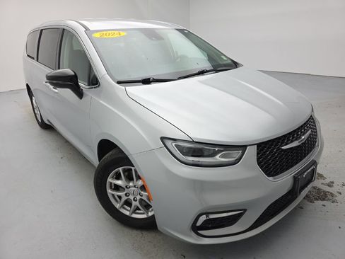 Used 2024 Chrysler Pacifica Touring-L FWD image 3