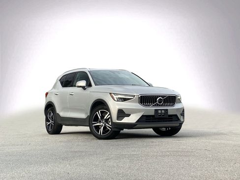 Used 2025 Volvo XC40 B5 Core image 2