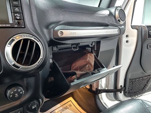 Used 2018 Jeep Wrangler Unlimited Rubicon w/ Connectivity Group image 26