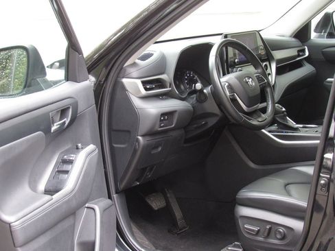 Used 2024 Toyota Highlander XLE AWD/4WD image 9