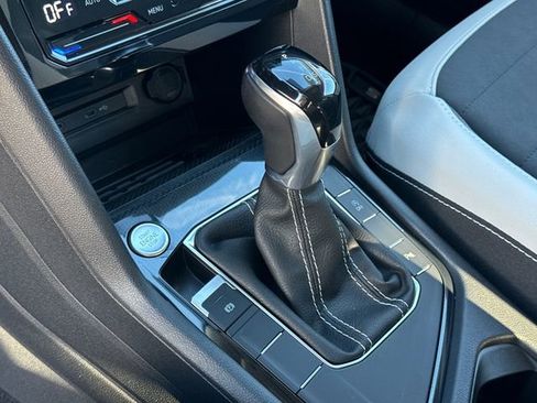 Certified 2025 Volkswagen Taos SE image 38