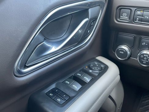 Used 2023 GMC Yukon XL SLT image 13