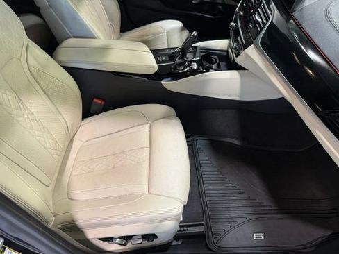 Used 2019 BMW M550i xDrive w/ Dynamic Handling Package image 28