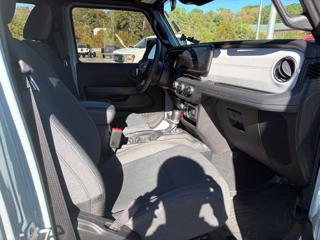 Used 2024 Jeep Wrangler Unlimited Sahara AWD/4WD image 5