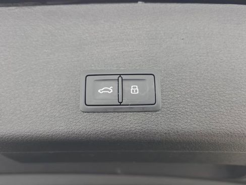 Used 2021 Audi e-tron Premium Plus image 36