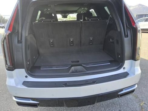 Used 2023 Cadillac Escalade Premium Luxury AWD/4WD image 10