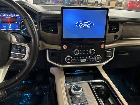 Used 2024 Ford Expedition Limited image 19