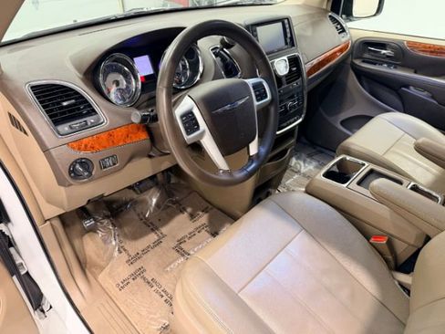 Used 2016 Chrysler Town & Country Touring FWD image 29