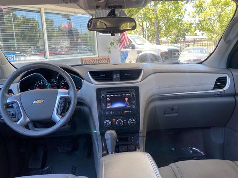 Used 2015 Chevrolet Traverse LT w/ Style and Technology Package FWD image 16