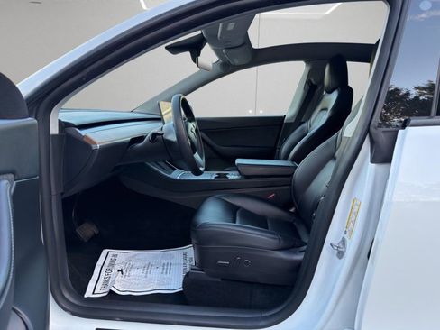 Used 2022 Tesla Model Y Long Range image 9