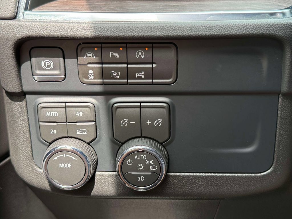 Used 2026 Chevrolet Suburban Premier AWD/4WD image 28