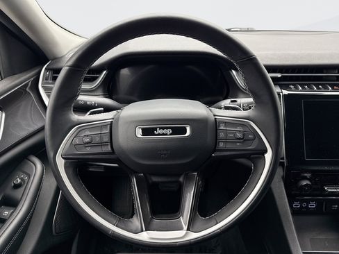 Used 2022 Jeep Grand Cherokee Laredo w/ Luxury Tech Group I image 12