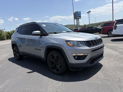 Used 2021 Jeep Compass Latitude FWD image 3