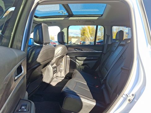 Used 2022 Jeep Grand Cherokee Limited image 9