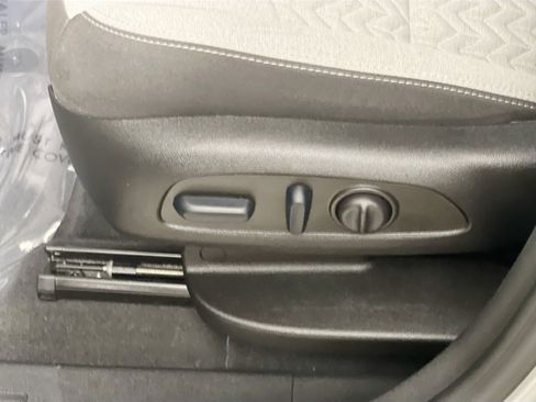 Used 2023 Chevrolet Equinox LS w/ LS Convenience Package FWD image 16