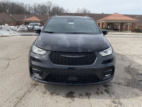 New 2026 Chrysler Pacifica Select w/ S Appearance Package image 2